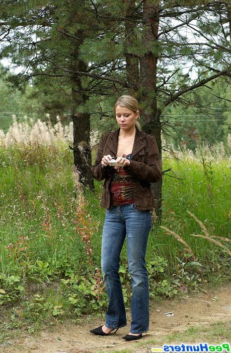 16P Blonde ho pissing in the middle of a country road