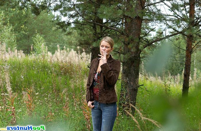 16P Blonde ho pissing in the middle of a country road