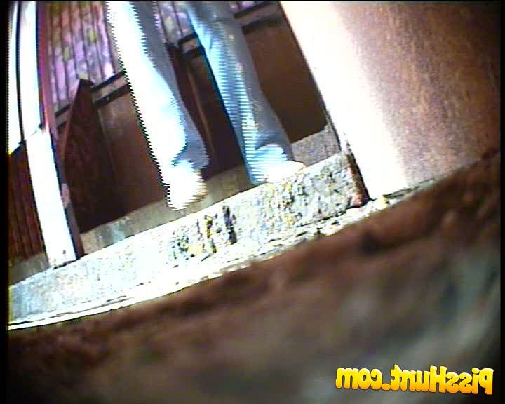 14P Pissing girl get busted and filmed in public loo