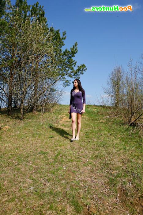 16P Lonely teen walker with great body filmed piddling