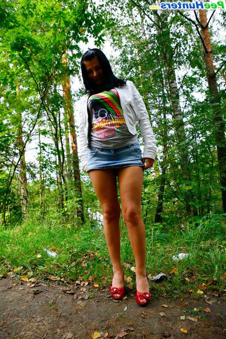 16P Hot brunette shows smoothie while pissing alfresco