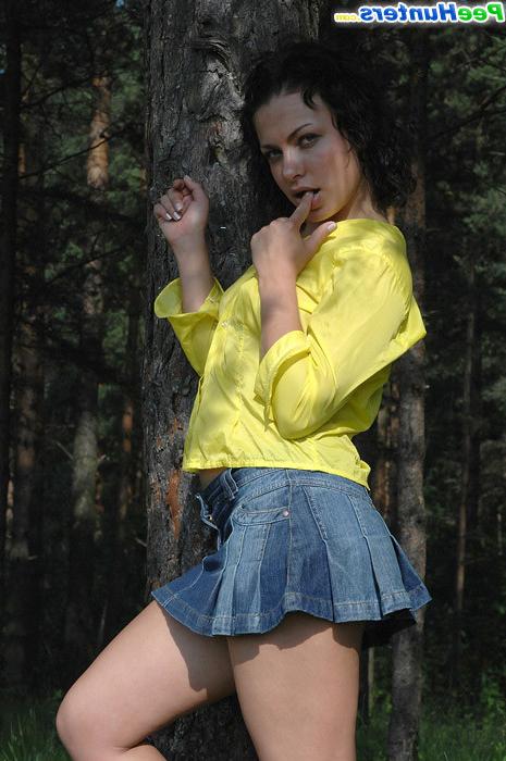 16P Hot brunette gets nude before pissing in the woods
