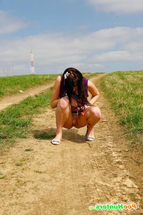 16P Emo chick pissing in the middle of a country road