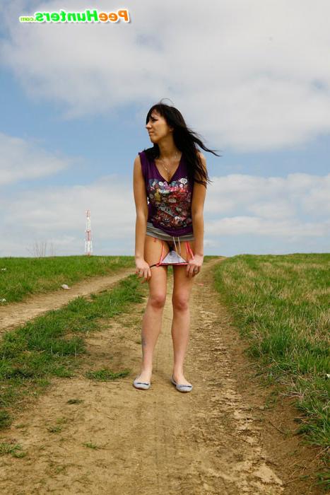 16P Emo chick pissing in the middle of a country road