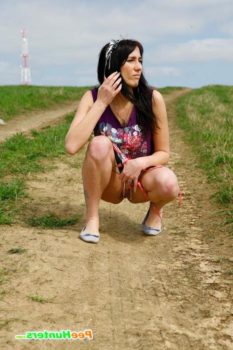 16P Emo chick pissing in the middle of a country road