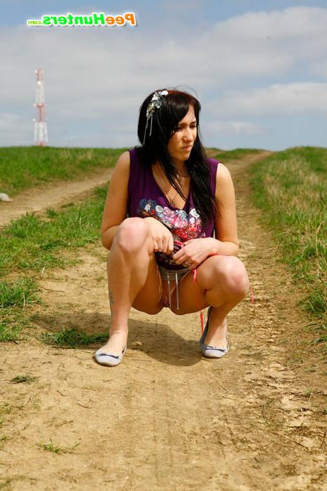 16P Emo chick pissing in the middle of a country road