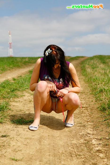 16P Emo chick pissing in the middle of a country road