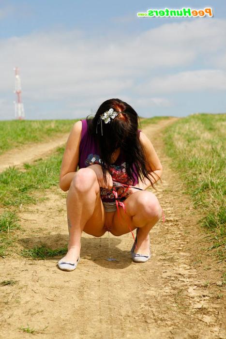 16P Emo chick pissing in the middle of a country road