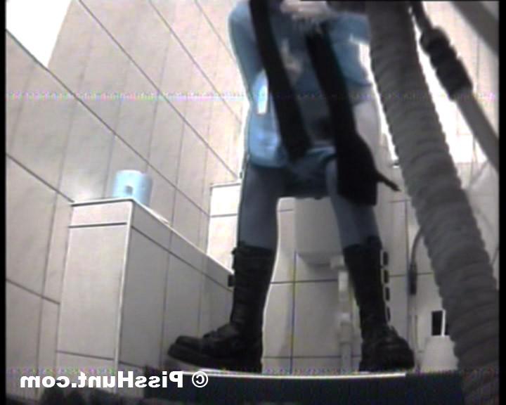 14P Yummy gushing pussies shot on toilet spy cam