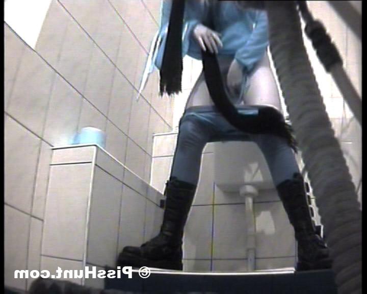 14P Yummy gushing pussies shot on toilet spy cam