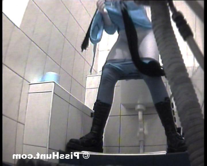 14P Yummy gushing pussies shot on toilet spy cam