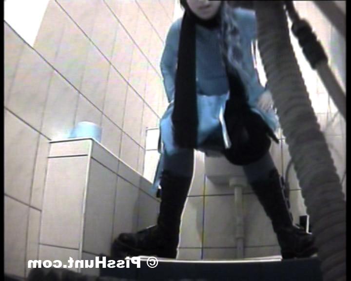 14P Yummy gushing pussies shot on toilet spy cam