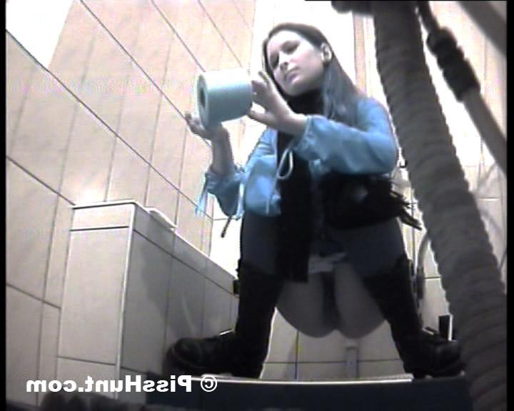 14P Yummy gushing pussies shot on toilet spy cam