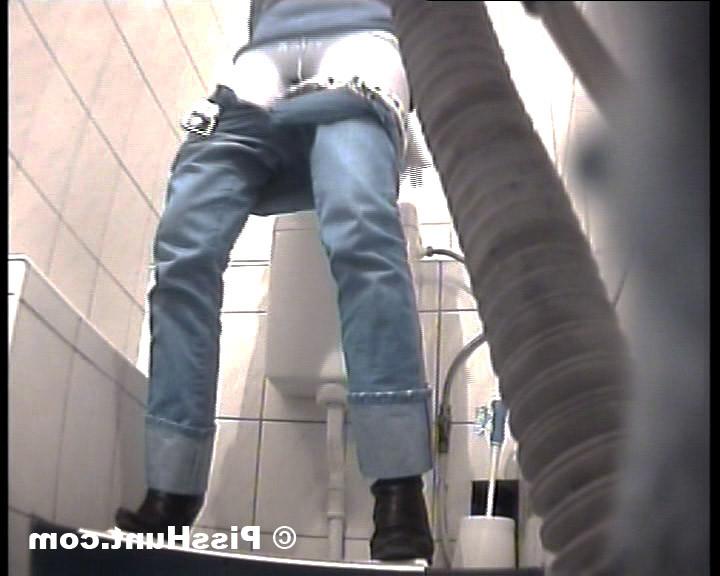 14P Two babes taking turns to pee in spycammed john