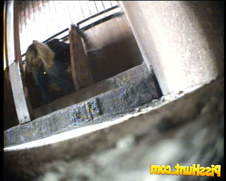 14P Young blonde hottie gets spycammed while pissing 