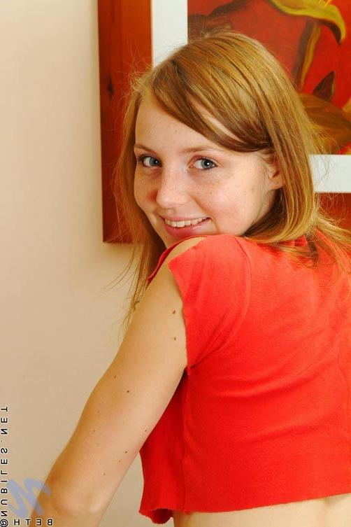 16P Redhead teen babe shows her perfect young butt