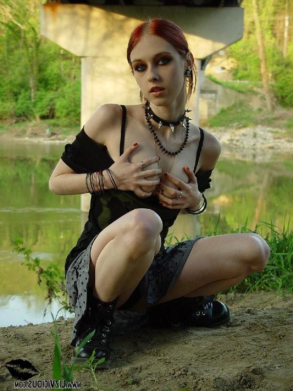17P Liz Vicious gets rough fuck outside