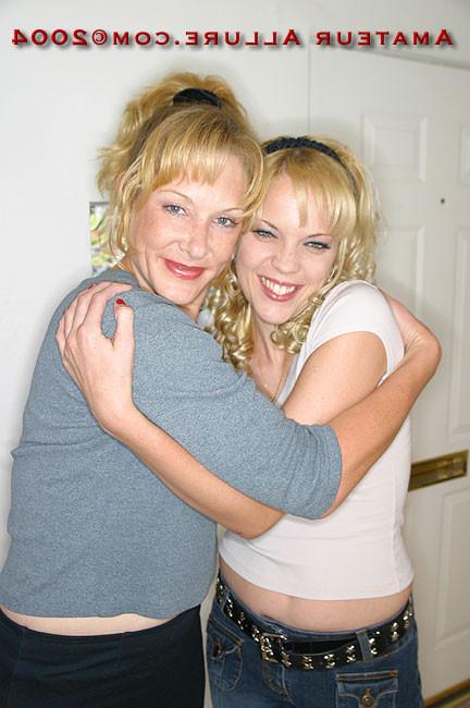 16P mom teaches blonde teen daughter to suck cock