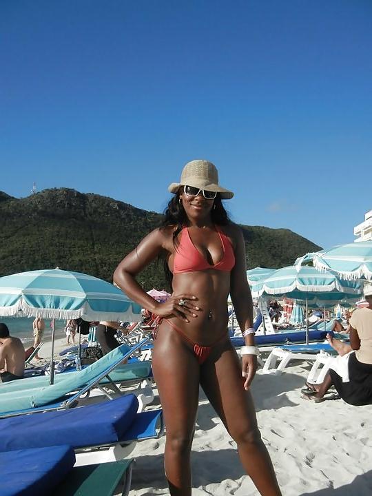 25P Mulatto women of Rio de Janeiro. (Beaches and slums). (04)