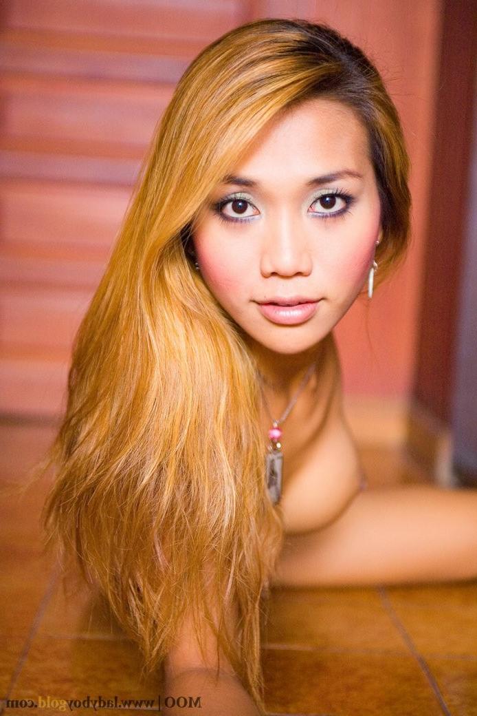 14P Super Naughty Pattaya Ladyboy Exposing Her Shemale Cock