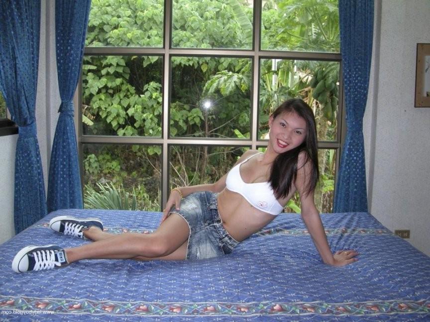 15P hot thai ladyboy flashes little shemale cock