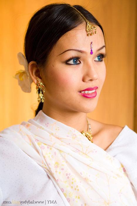 16P Ladyboy Amy seductively teases in an indian sari