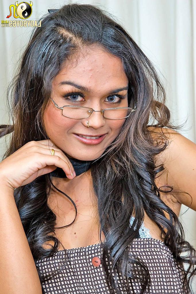 15P Ladyboy next door Lioo looking for a nice guy to hook up with