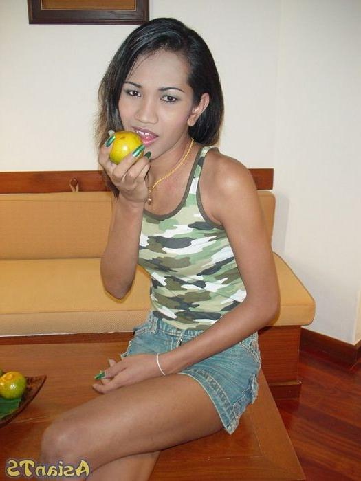 17P Ladyboy Nancy showing a big cumshot