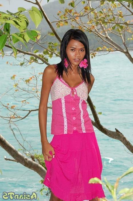 16P Thai ladyboy Mint stroking her enormous shecock