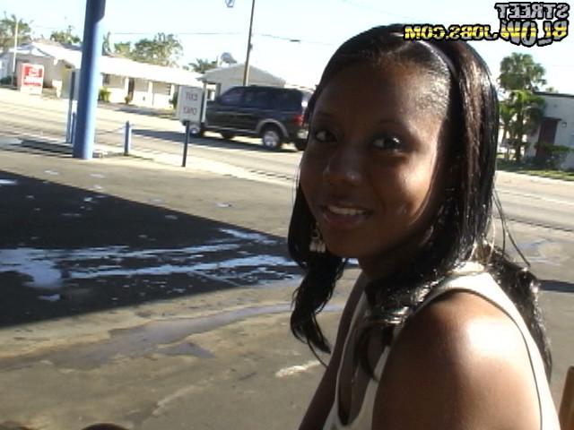12P 12 pics and 1 movie of Laura from Street Blowjobs