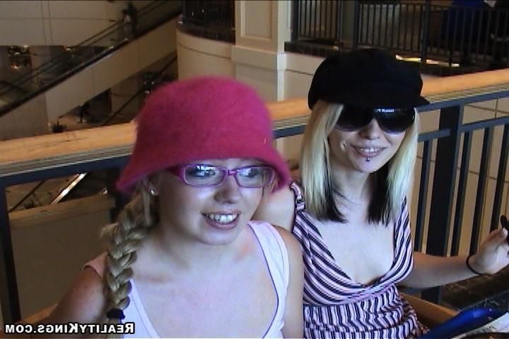 12P 12 pics and 1 movie of Lola from Street Blowjobs