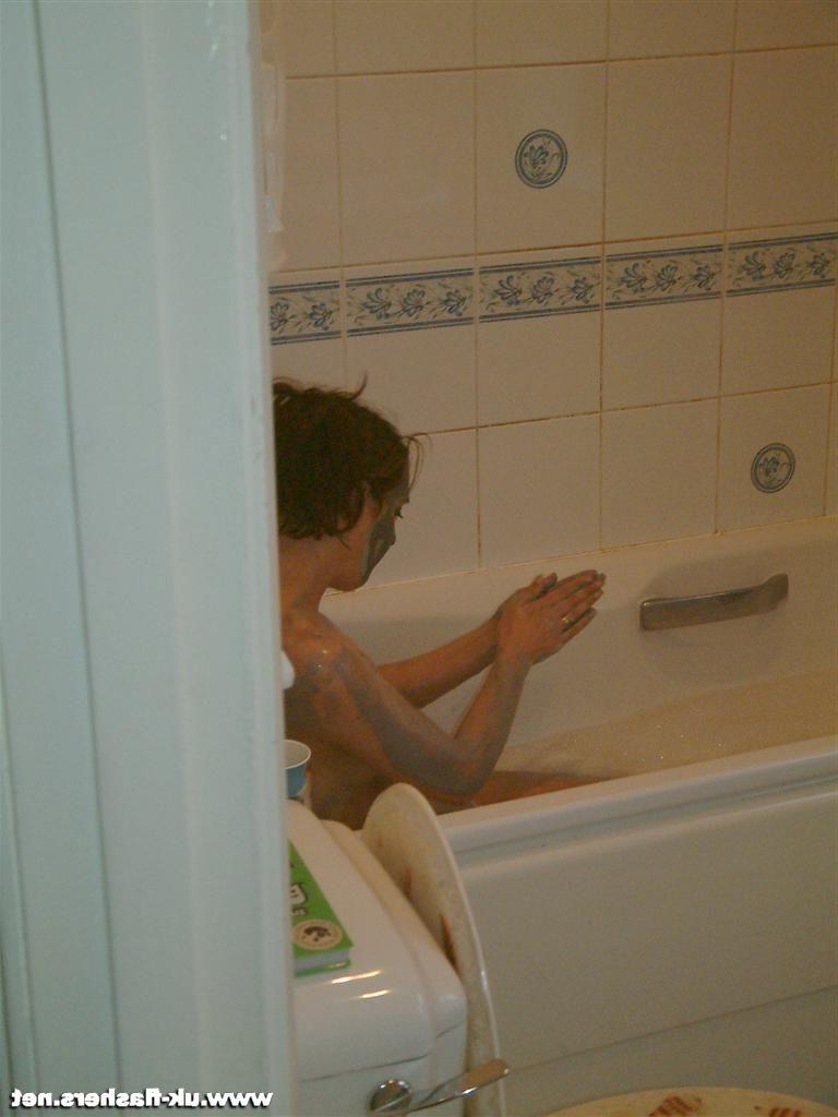 15P Hidden camera catched an amateur brunette babe taking a bath