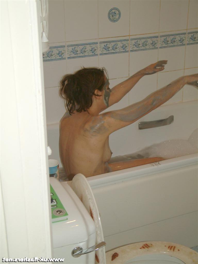 15P Hidden camera catched an amateur brunette babe taking a bath