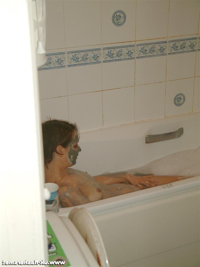 15P Hidden camera catched an amateur brunette babe taking a bath
