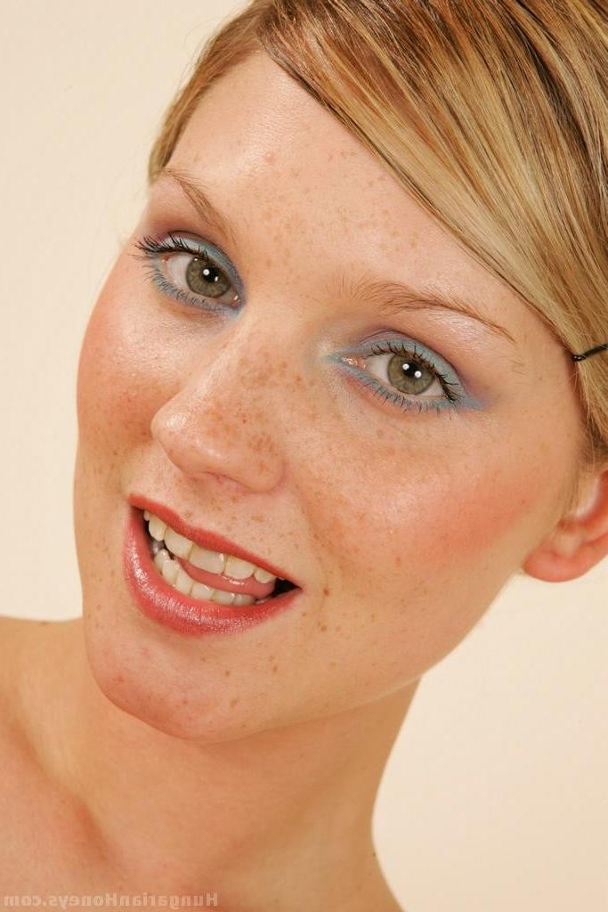 15P Blonde girl in high heels rubs a dildo on her clit