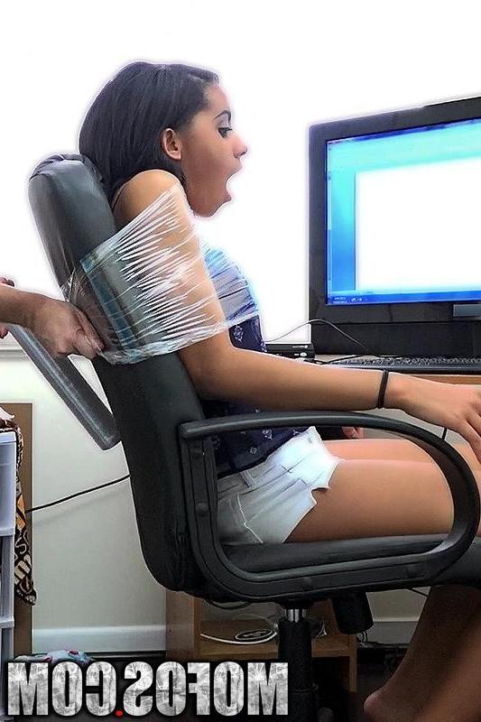 10P Arousing brunette gets tied and gives hot blowjob!