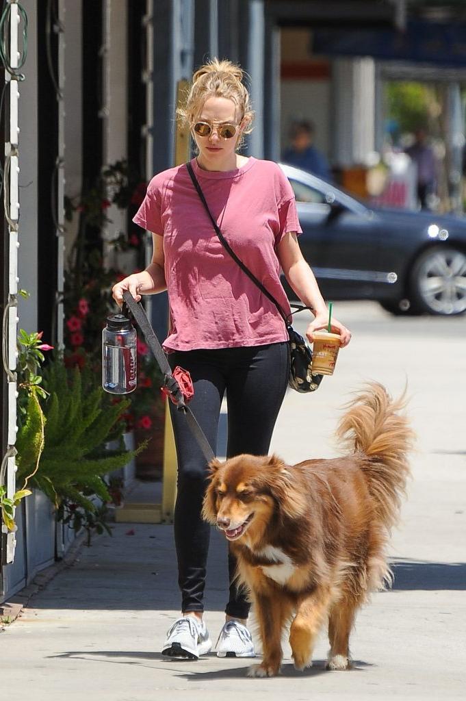 9P Amanda Seyfried Walking Around And Showing Nipples