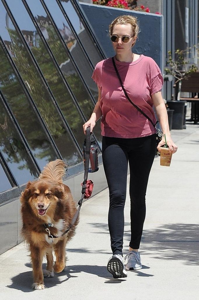 9P Amanda Seyfried Walking Around And Showing Nipples