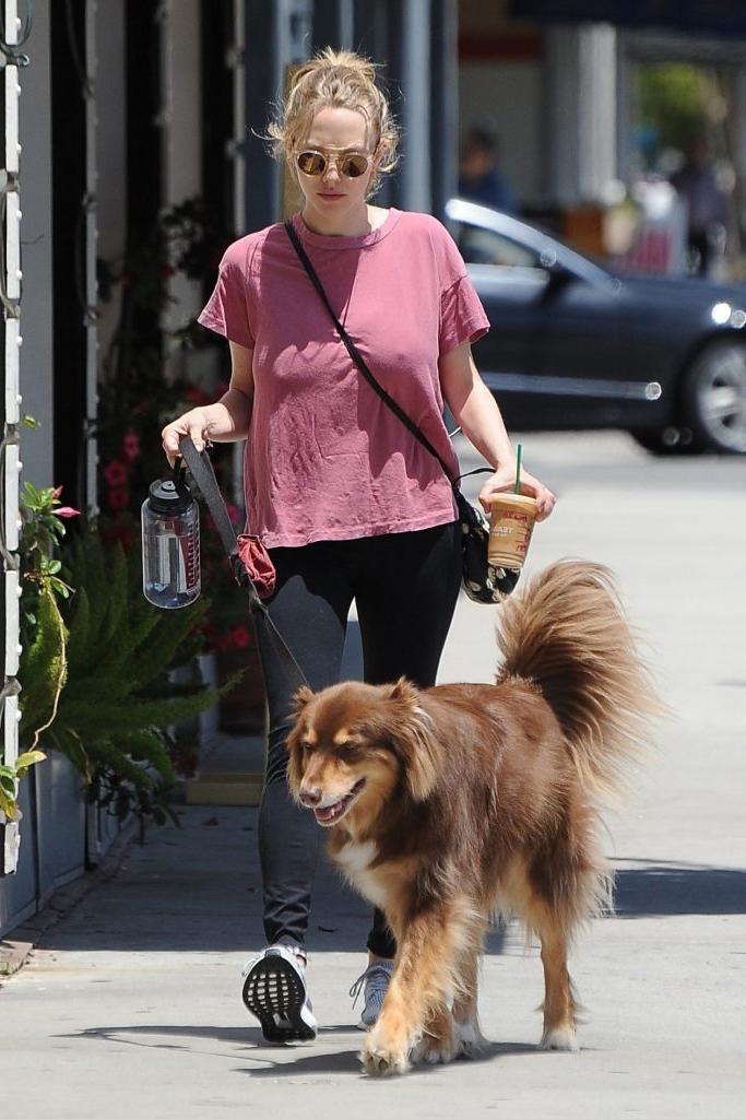 9P Amanda Seyfried Walking Around And Showing Nipples