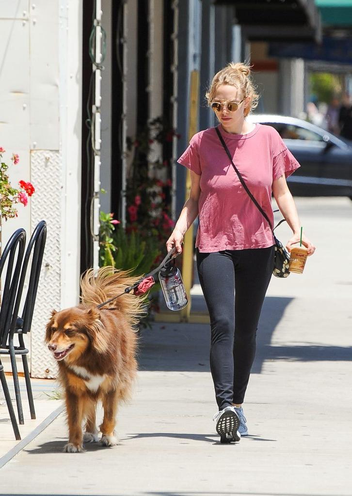 9P Amanda Seyfried Walking Around And Showing Nipples