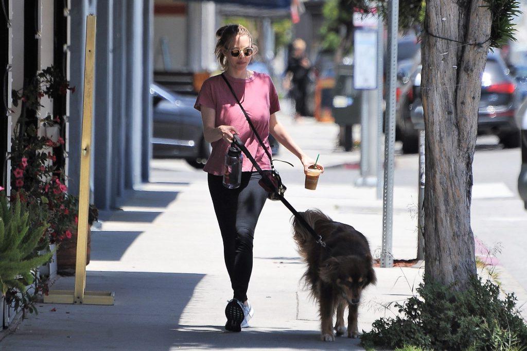 9P Amanda Seyfried Walking Around And Showing Nipples