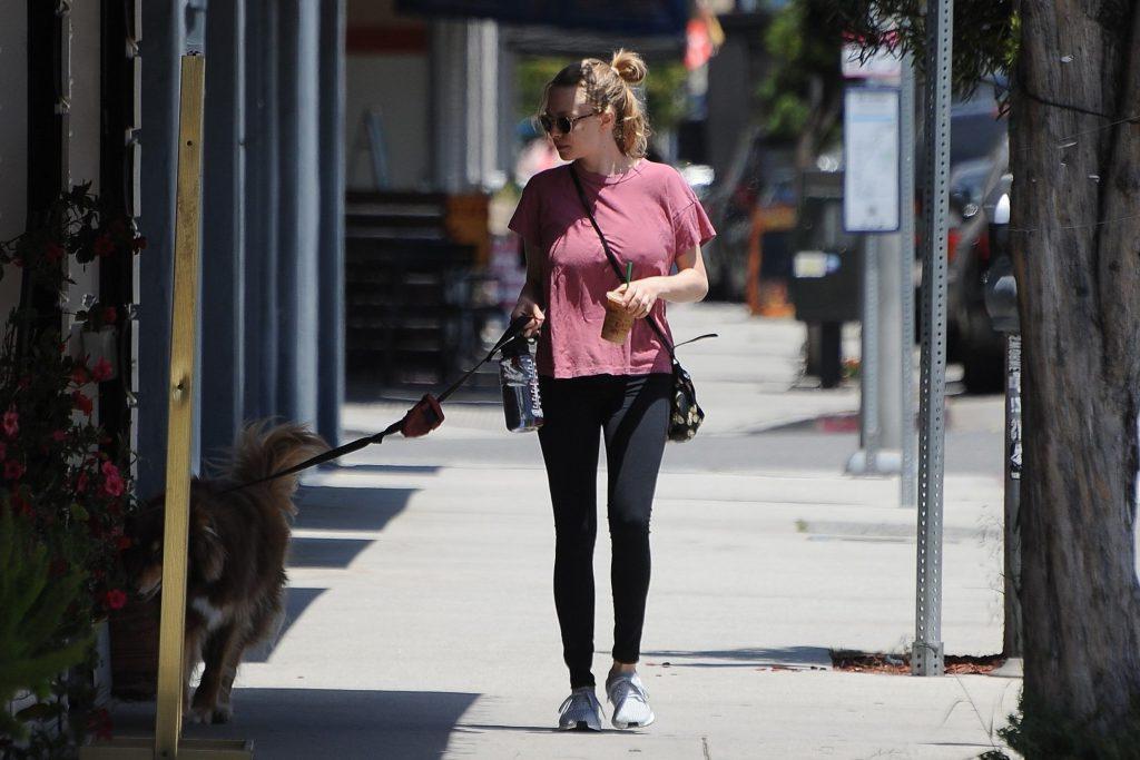 9P Amanda Seyfried Walking Around And Showing Nipples