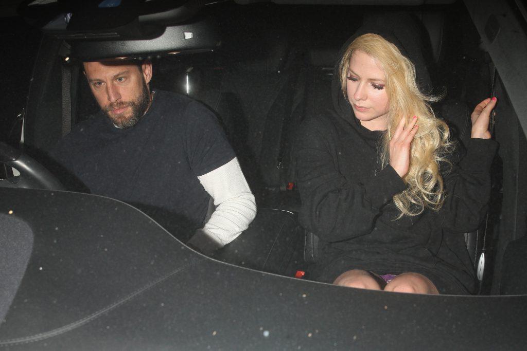 19P Avril Lavigne Upskirt