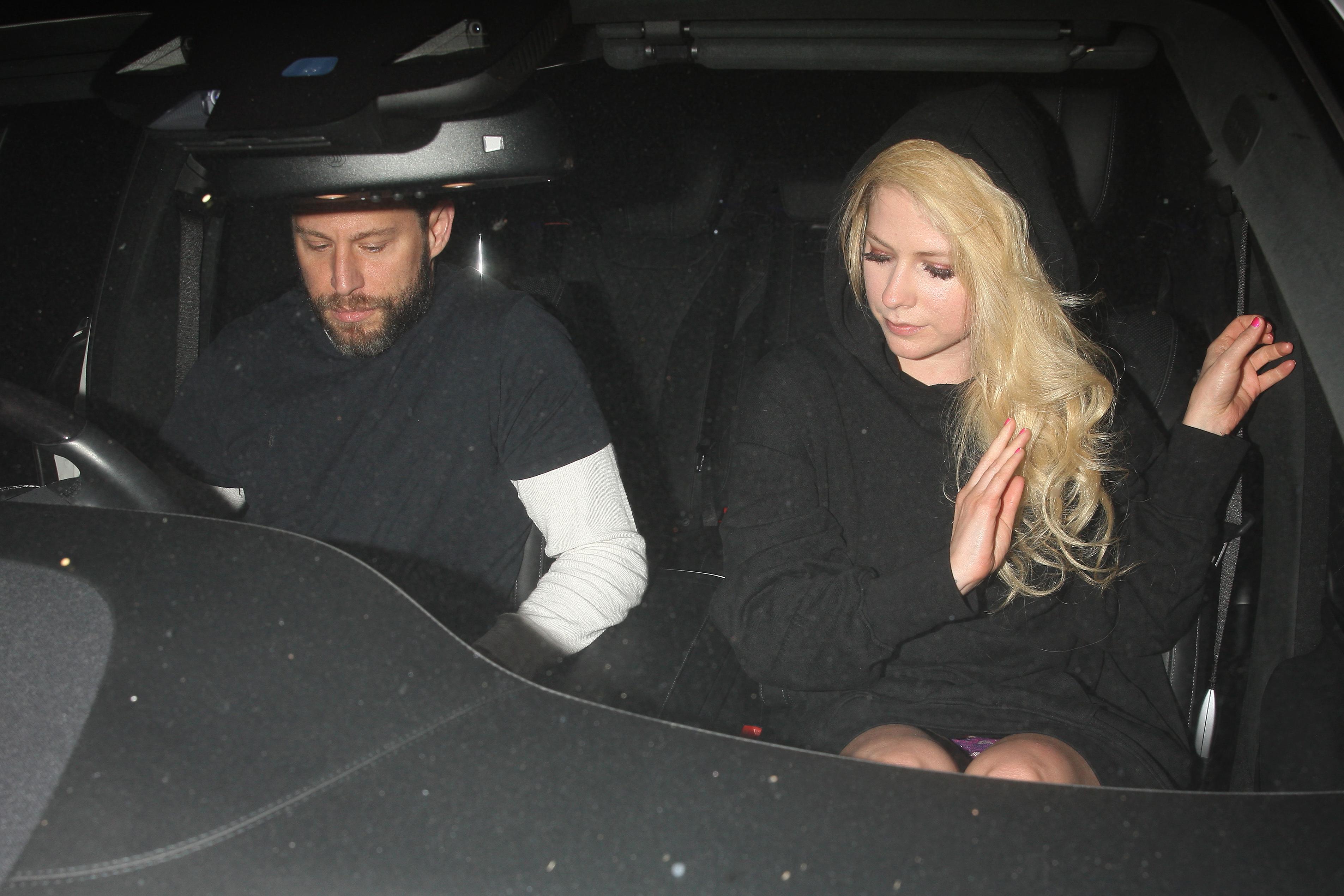 19P Avril Lavigne Upskirt