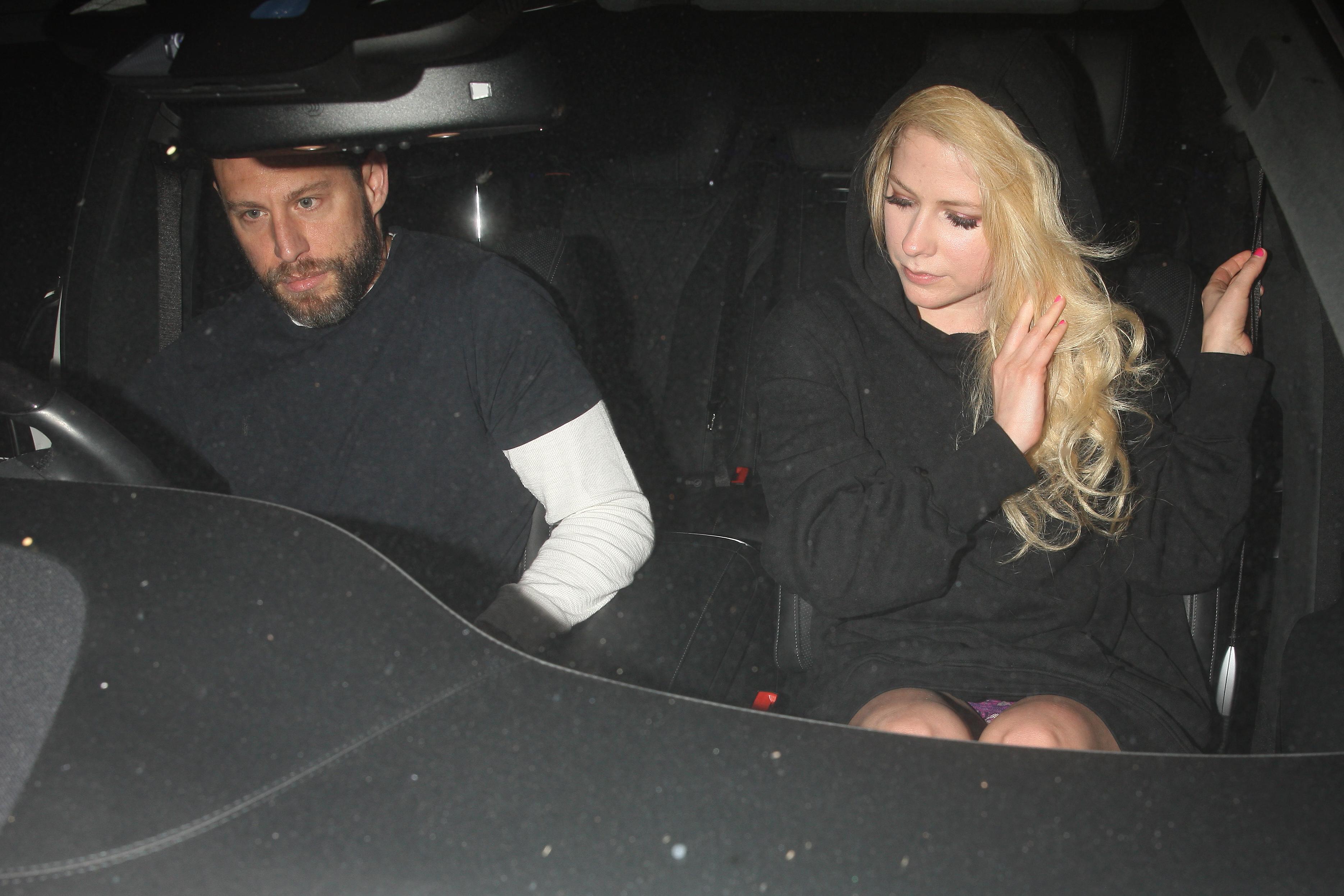19P Avril Lavigne Upskirt