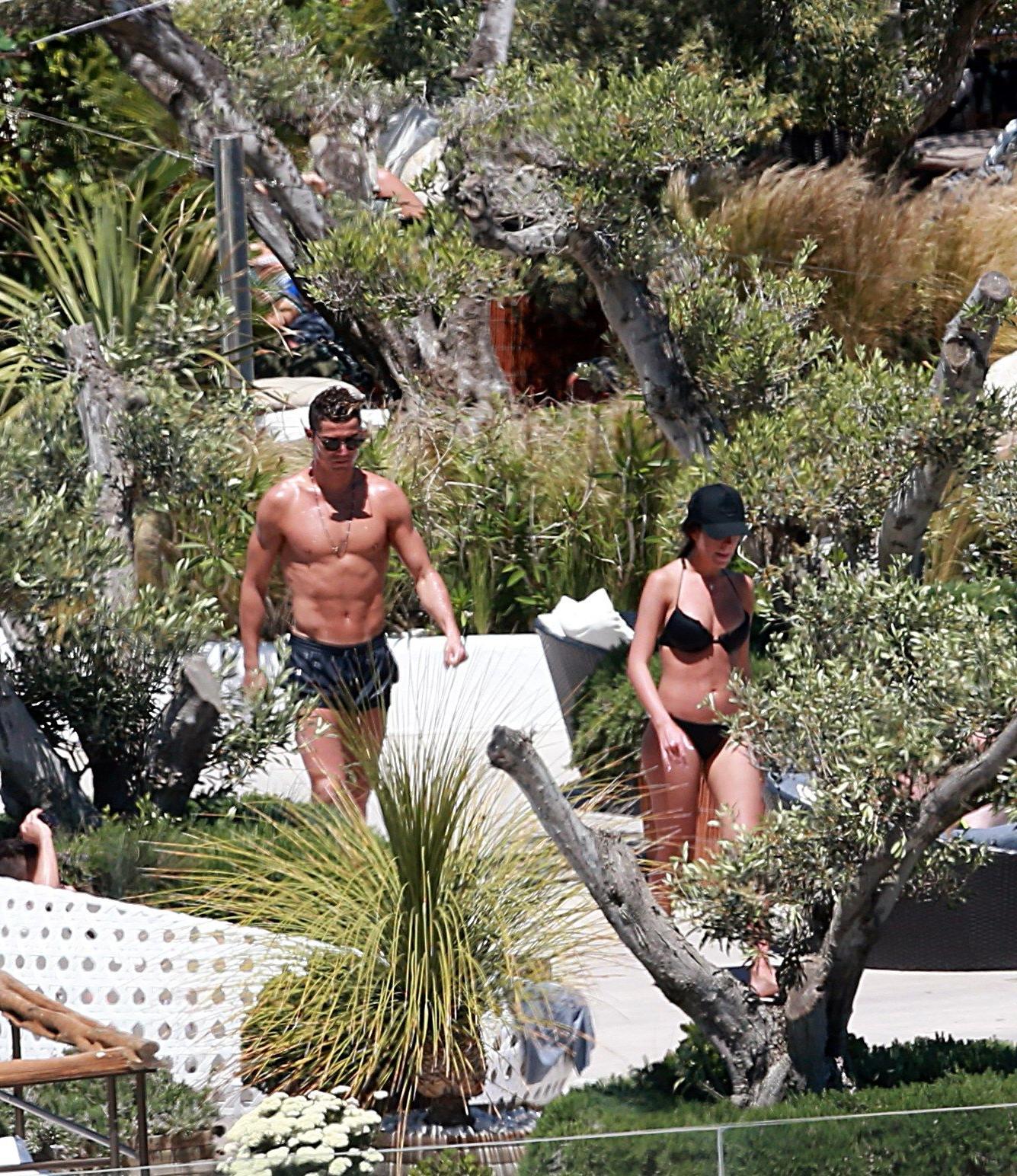 25P Georgina Rodriguez’s Tight And Beautiful Butt