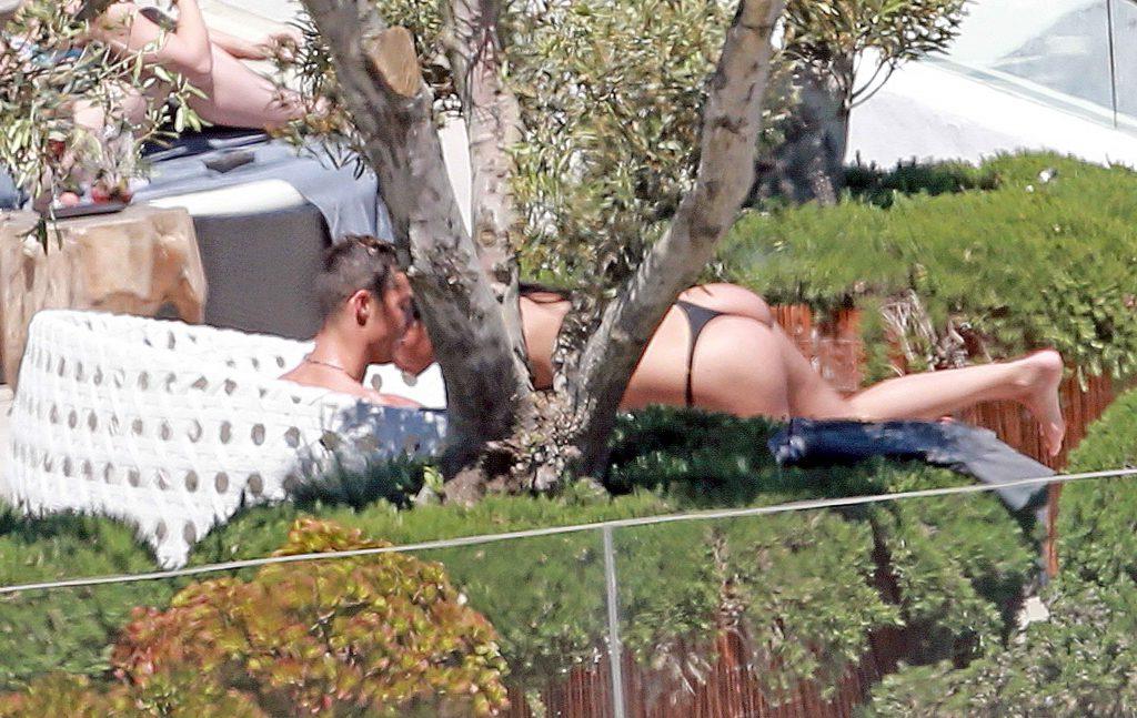 25P Georgina Rodriguez’s Tight And Beautiful Butt