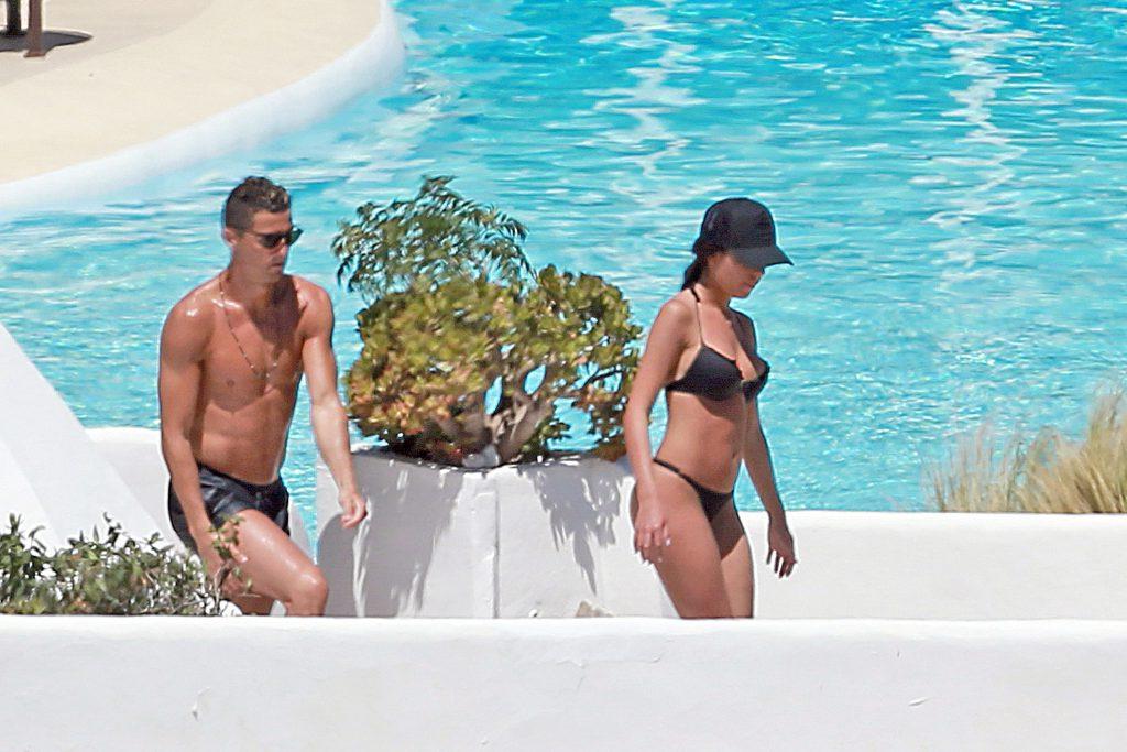 25P Georgina Rodriguez’s Tight And Beautiful Butt