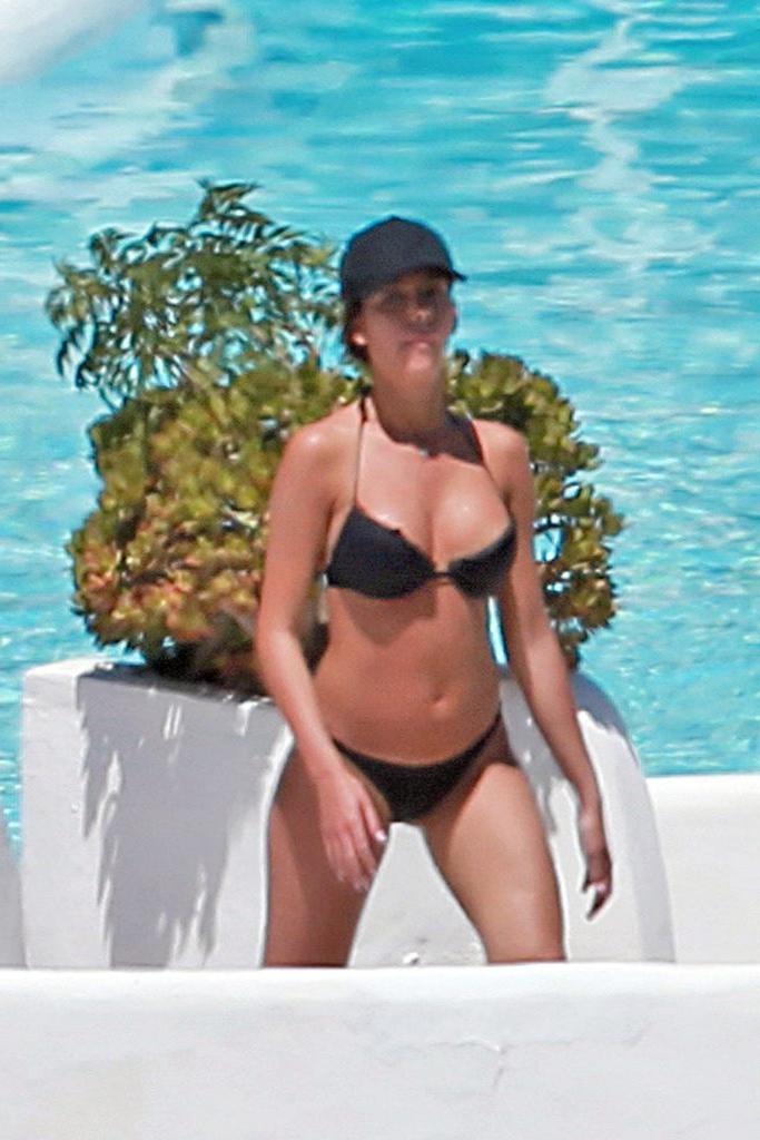 25P Georgina Rodriguez’s Tight And Beautiful Butt