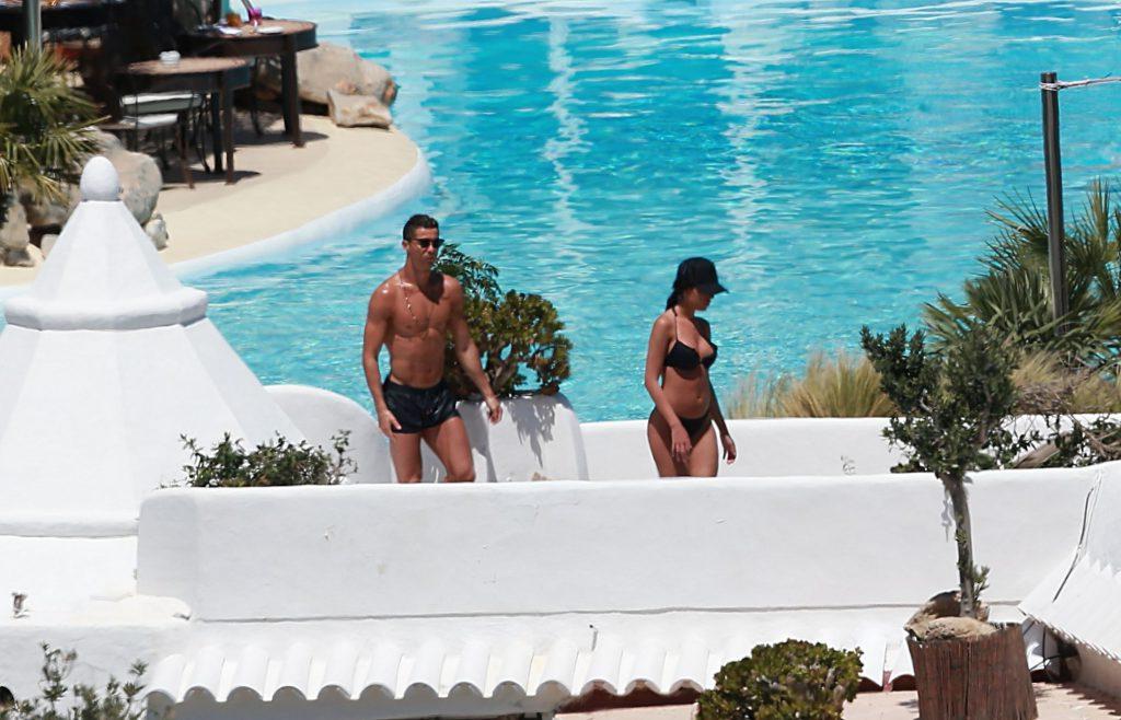 25P Georgina Rodriguez’s Tight And Beautiful Butt